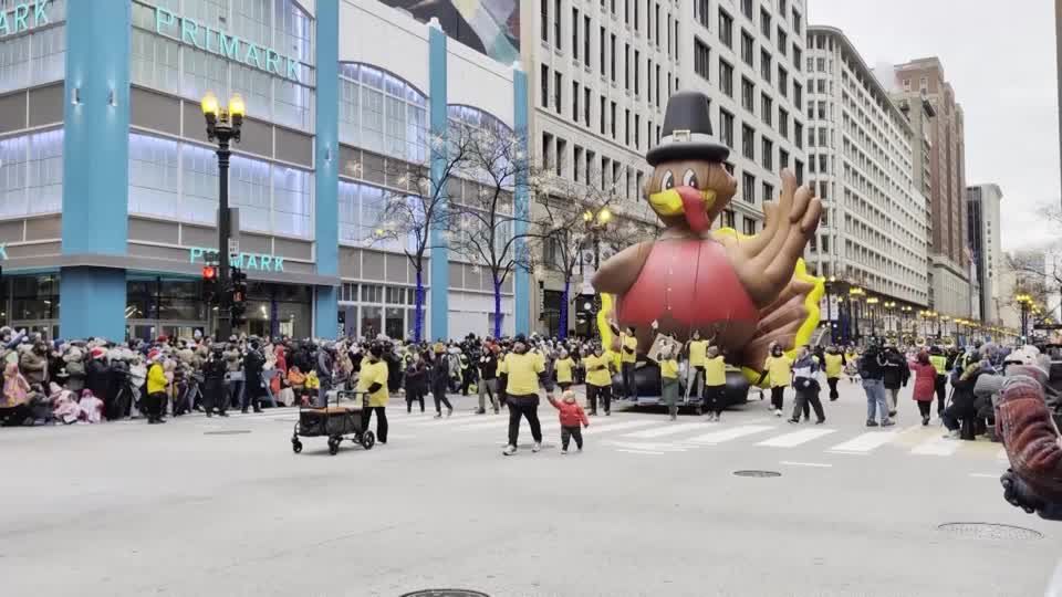 Thanksgiving parade brings festive cheer to downtown Chicago | Reuters