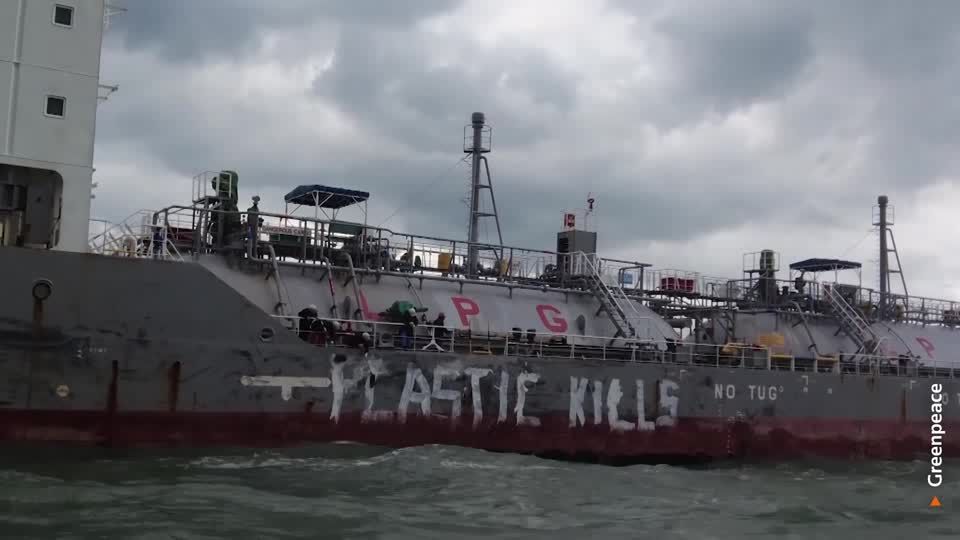 Greenpeace activists board tanker in plastic protest | ロイター
