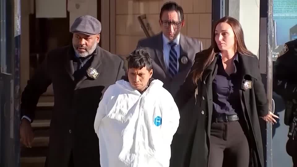 Suspect charged in fatal burning of woman on New York City subway | Reuters