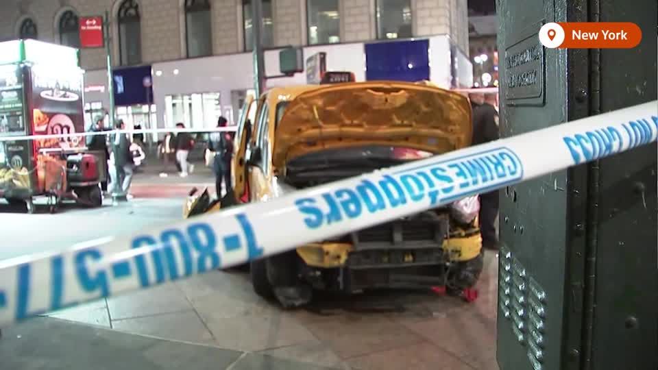 NYC cab jumps curb, injures 7 on Christmas Day | ロイター