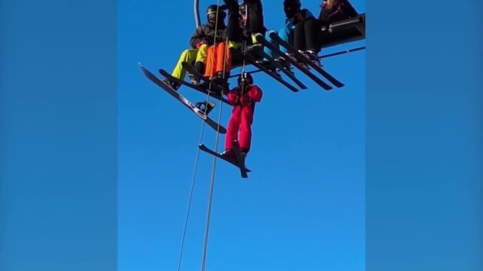 クリスマスイブに災難 仏スキー場でリフト止まる、数百人を無事救助