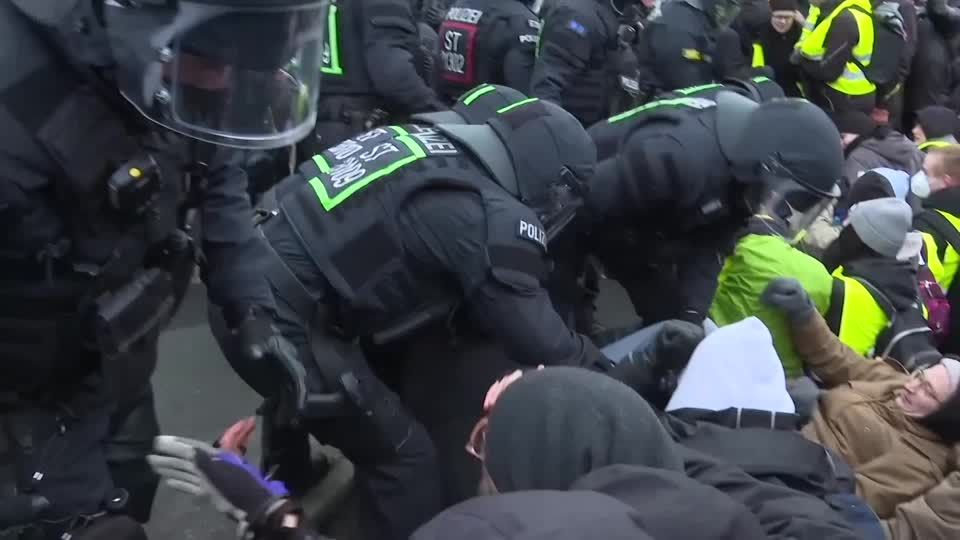 Protesters scuffle with German police outside AfD congress | Reuters