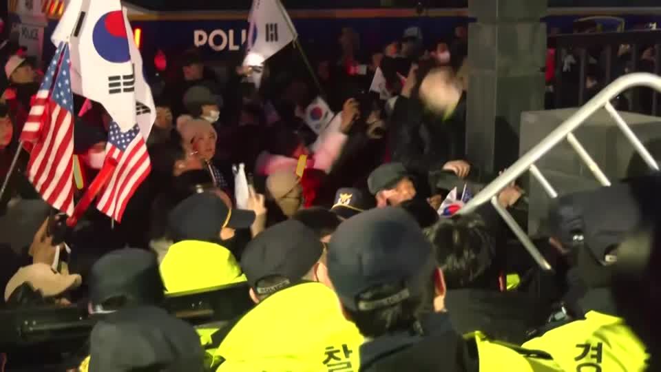 Police face off with protesting pro-Yoon supporters outside court | Reuters