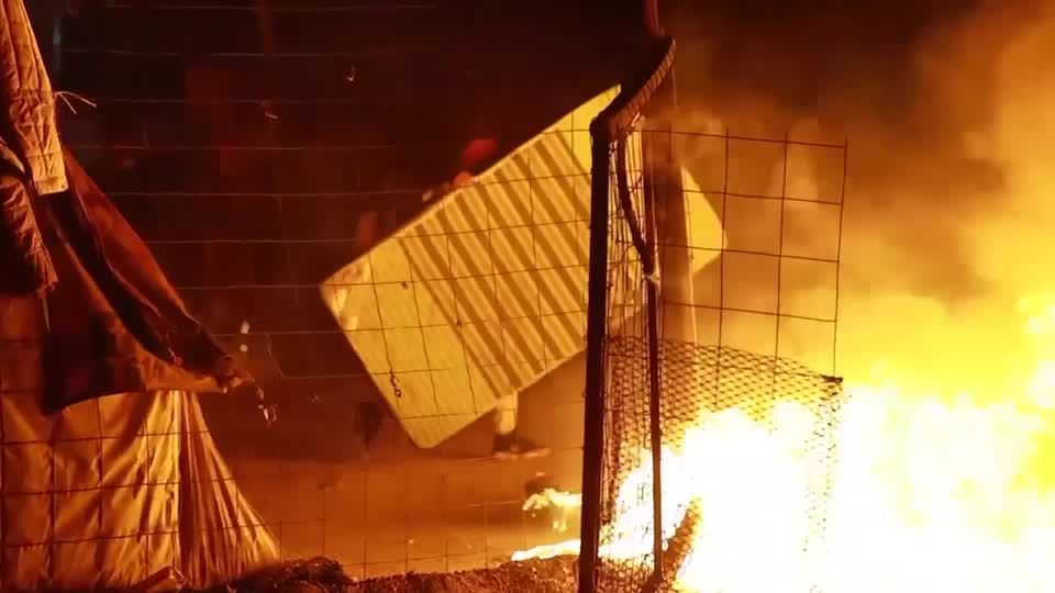 Migrants set fires during midnight camp raid in Mexico | ロイター