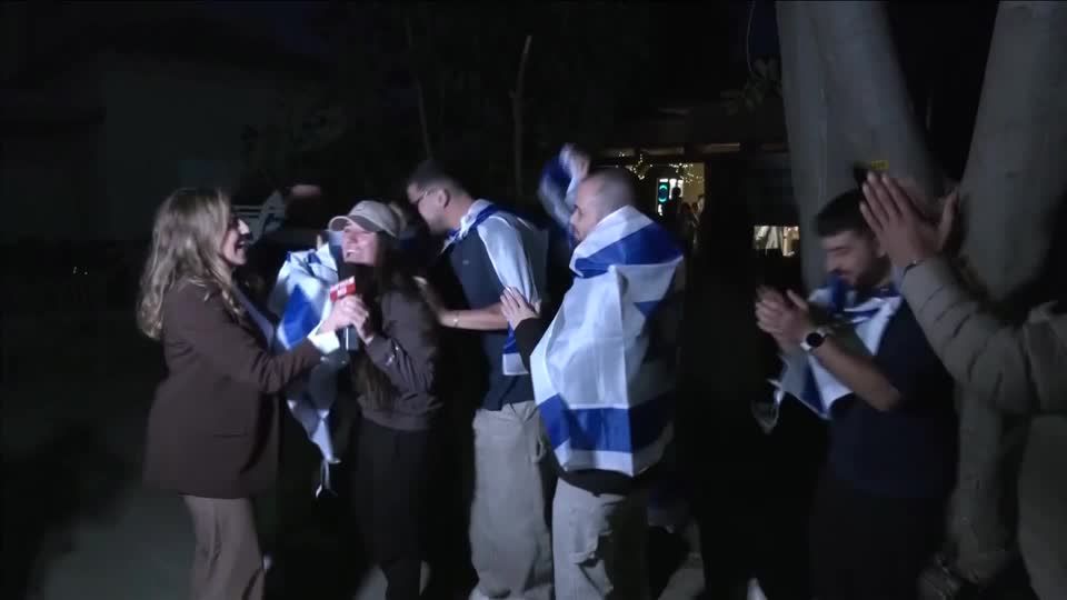 Friends of freed Israeli hostage hoist reporter during live broadcast ...