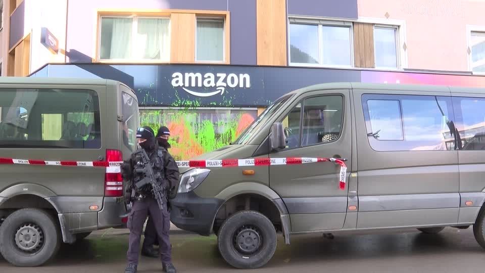 スイスのアマゾン店舗にペンキ、ダボス会議開催中に環境活動家ら抗議（字幕・21日） | ロイター