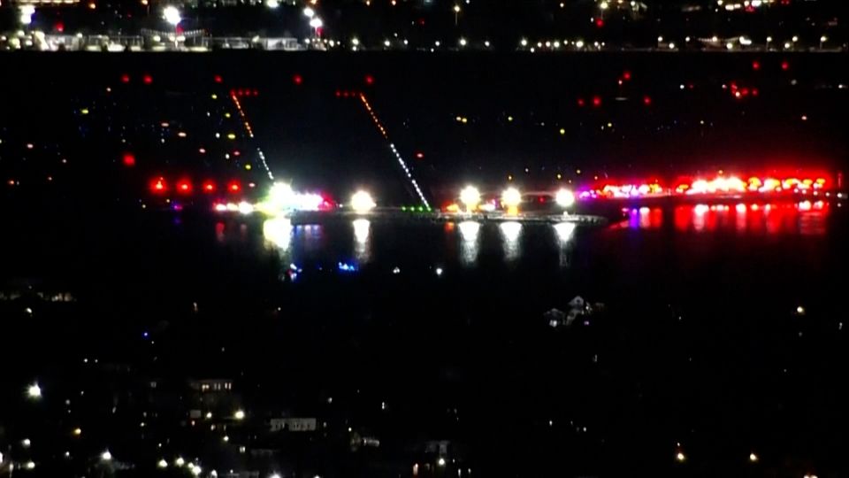 米首都近郊で旅客機が米軍ヘリと衝突し川に墜落、30人超の遺体収容と