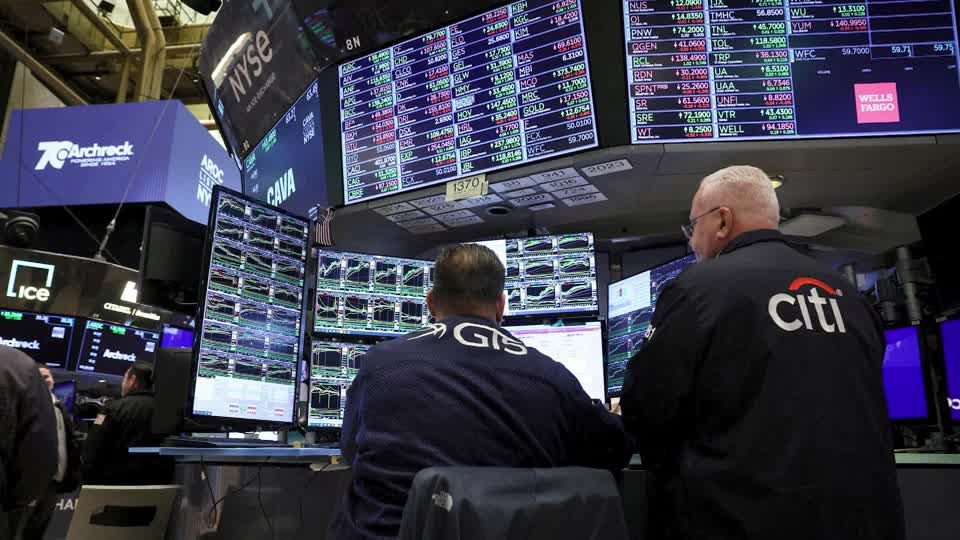 Wall St. indexes end up as investors weigh earnings | Reuters