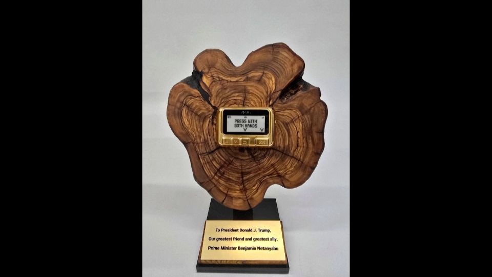 イスラエル首相がトランプ氏に「金のポケベル」贈呈、ヒズボラ戦闘員ら