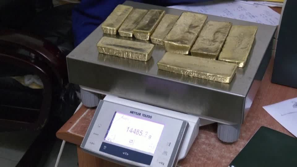 Fresh Trump tariffs catapult gold to record high | Reuters