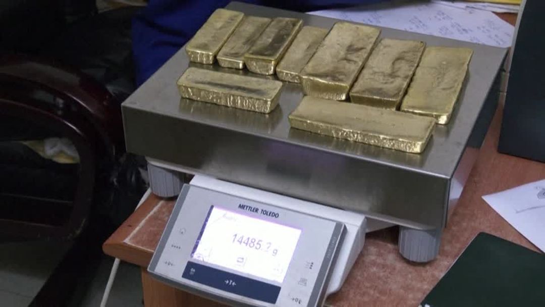 Gold takes a breather after record run on trade war fears | Reuters