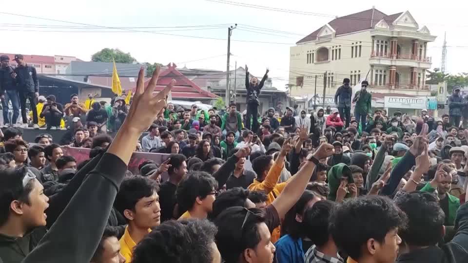 Students protest against president's spending cuts in Indonesia | Reuters