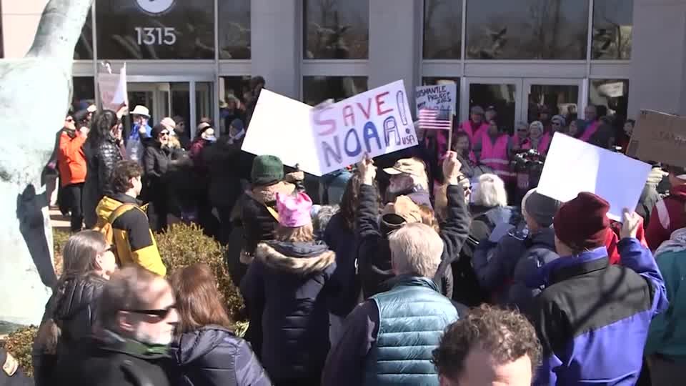 Hundreds protest mass firing of NOAA employees from DOGE cuts | ロイター