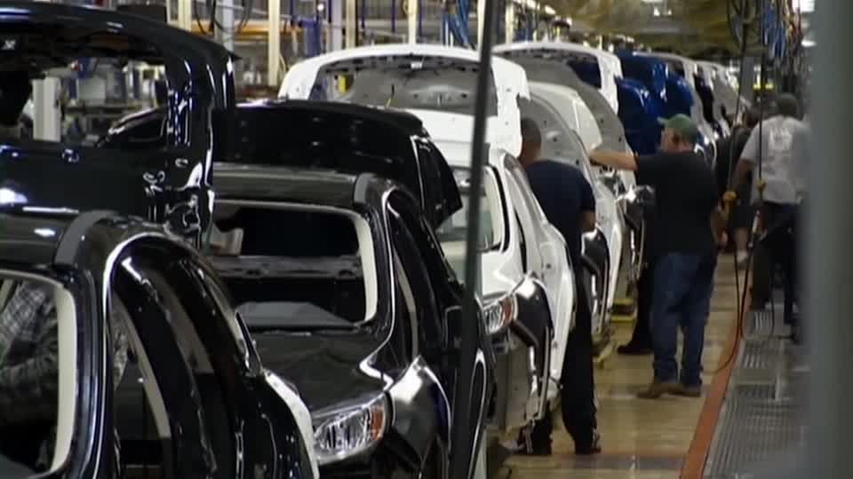 Trump gives some automakers one-month tariff break | ロイター