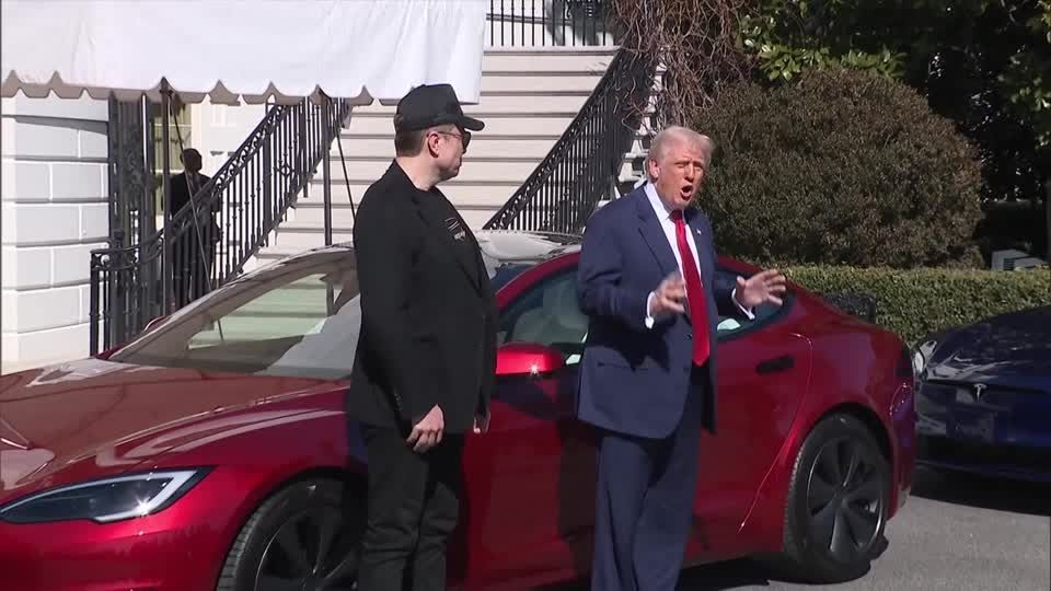 トランプ氏、テスラ車を購入 「マスク氏への支持の証し」 | ロイター