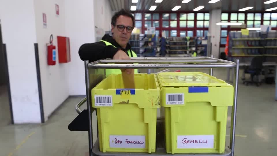Rome mail center sees surge in letters for ‘Papa Francesco’ | ロイター