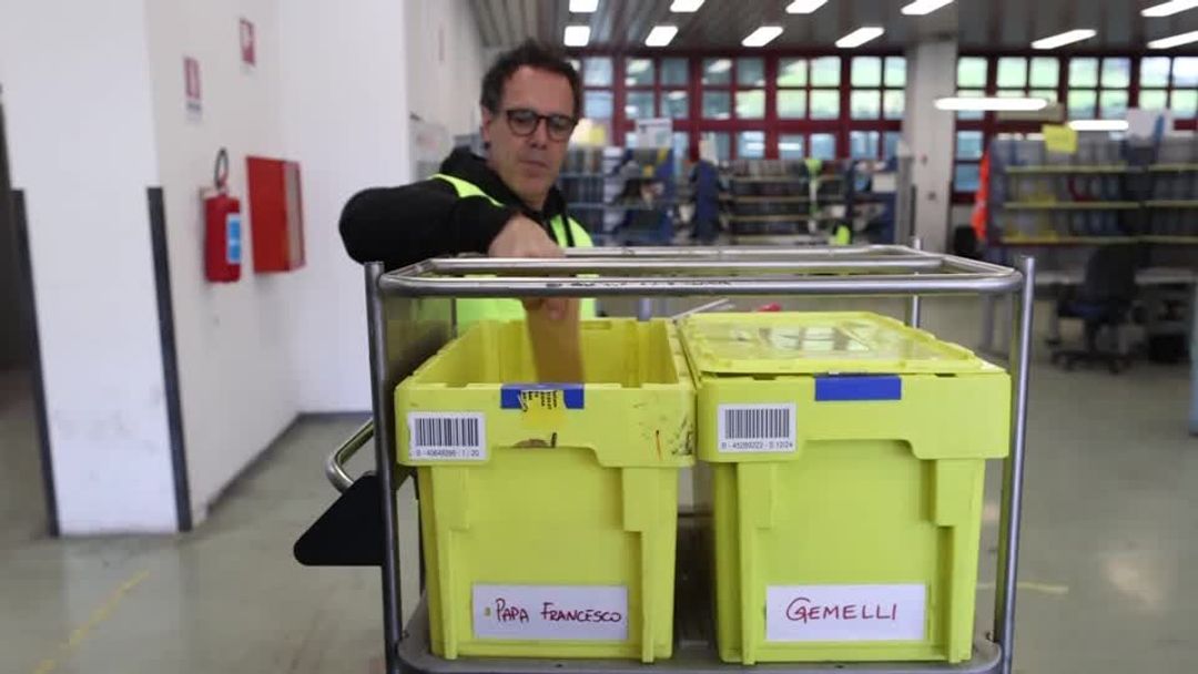 Rome mail center sees surge in letters for ‘Papa Francesco’ | ロイター