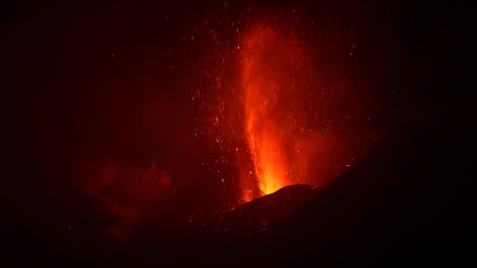 イタリアのエトナ山が噴火、月明かりの下で赤い溶岩を噴き上げる（字幕