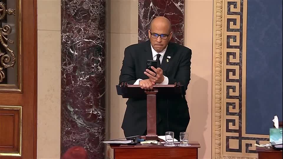 25時間超にわたりトランプ政権批判を展開、米上院議員が史上最長演説記録を樹立（字幕・2日） | ロイター