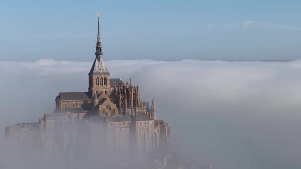 まるで天空の城、白い霧に包まれたモン・サン・ミシェル フランス北部