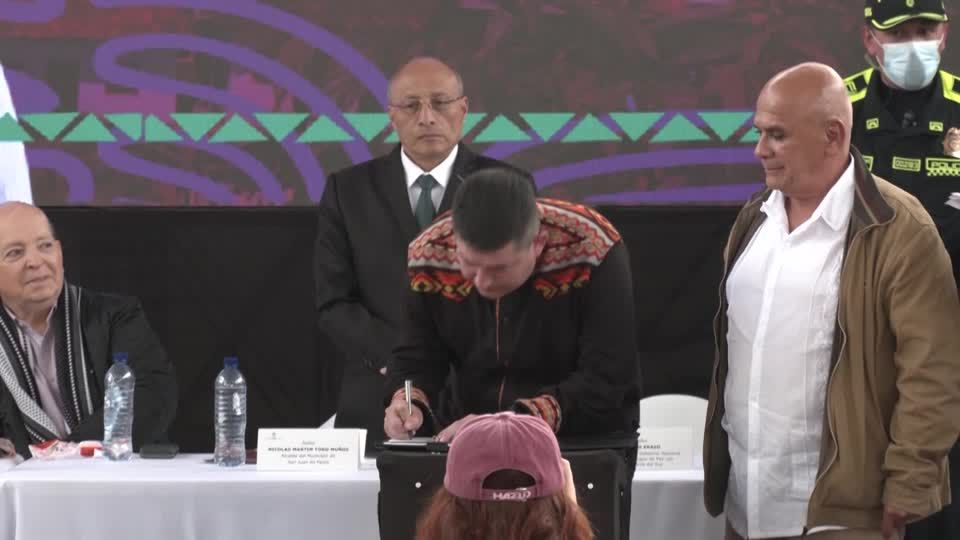 Colombian guerrilla faction sign historic accord to disarm | Reuters