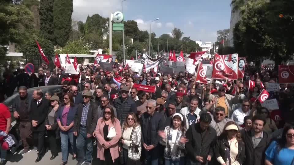 Tunisians protest president's rule, demand prisoners' release