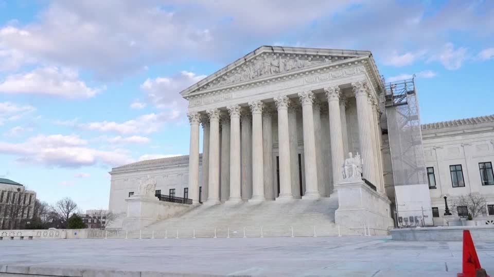 US Supreme Court pauses deportations of Venezuelan migrants | Reuters