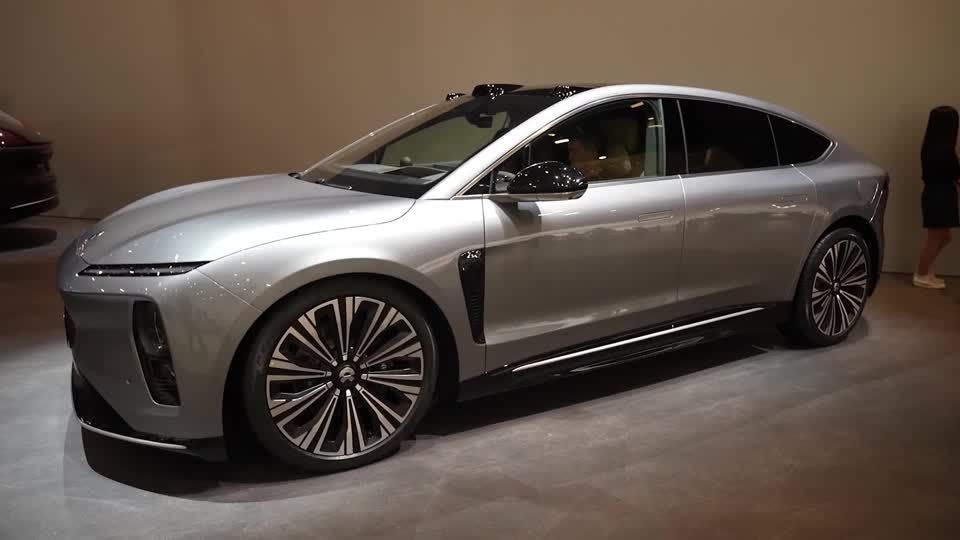 At Shanghai's auto show, carmakers lure drivers with innovations | Reuters