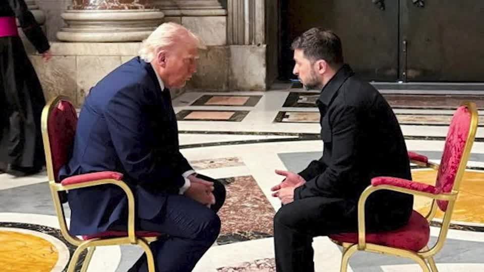 トランプ氏とゼレンスキー氏が「非常に生産的な」協議、教皇葬儀前に