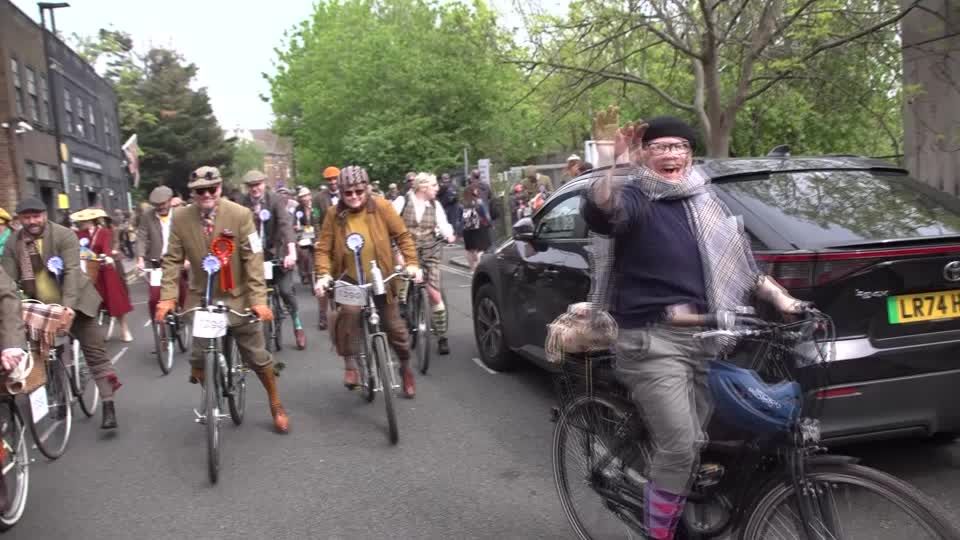Brits don their finest tweed for stylish bike ride | Reuters