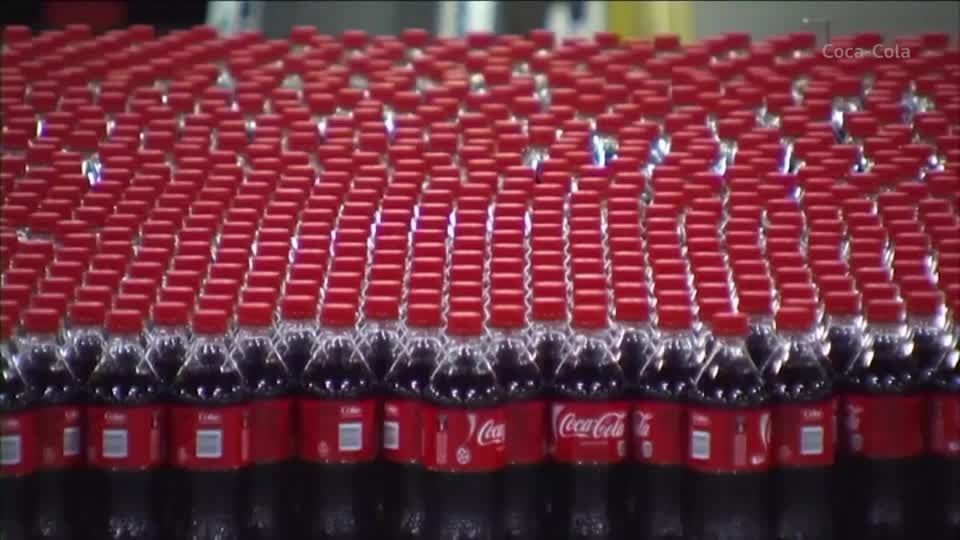 Coca-Cola posts better-than-expected revenue on price hikes | ロイター