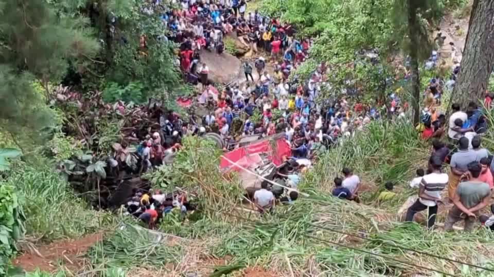 Over 20 dead as bus veers off cliff in Sri Lanka, police say | Reuters