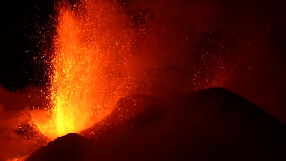 イタリアのエトナ山が噴火、燃え上がる溶岩が夜空を照らし出す（字幕