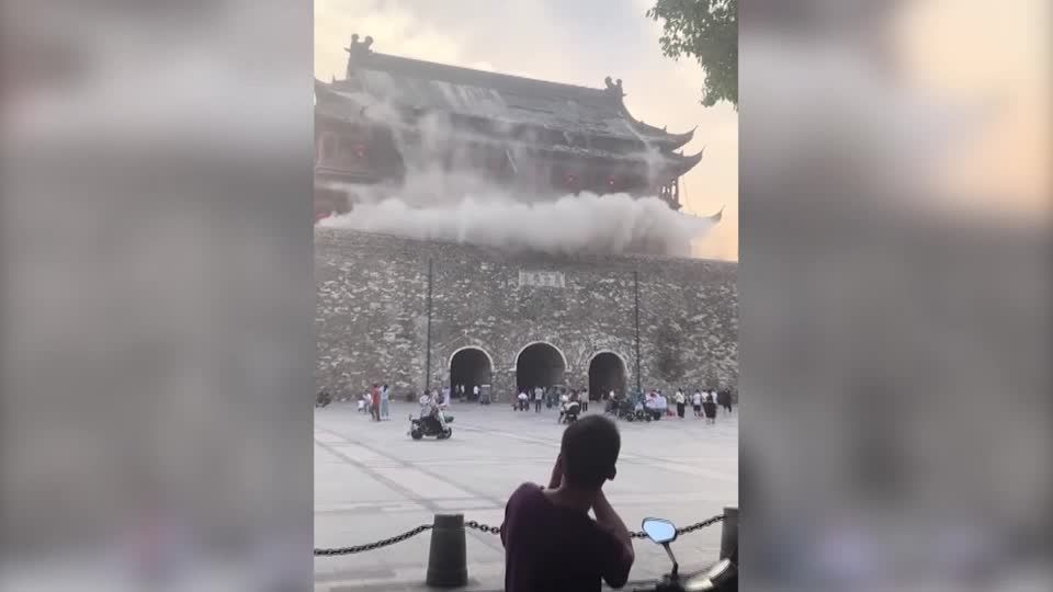 650年の歴史を持つ楼閣で大量の屋根瓦が、音を立てて崩れる 中国安徽省