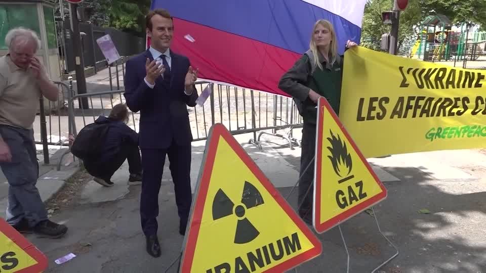 Greenpeace 'borrow' Macron waxwork to protest French-Russian trade