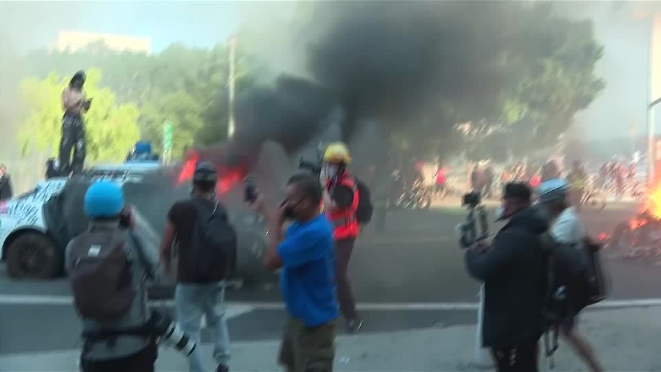 ロサンゼルスに州兵、知事「派遣は違法」 移民摘発巡る抗議デモ | ロイター