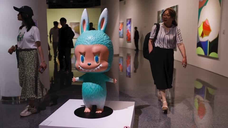 中国発人気キャラ「ラブブ」、等身大フィギュアが2200万円で落札 ブラックピンクのリサが紹介（字幕・10日） | ロイター