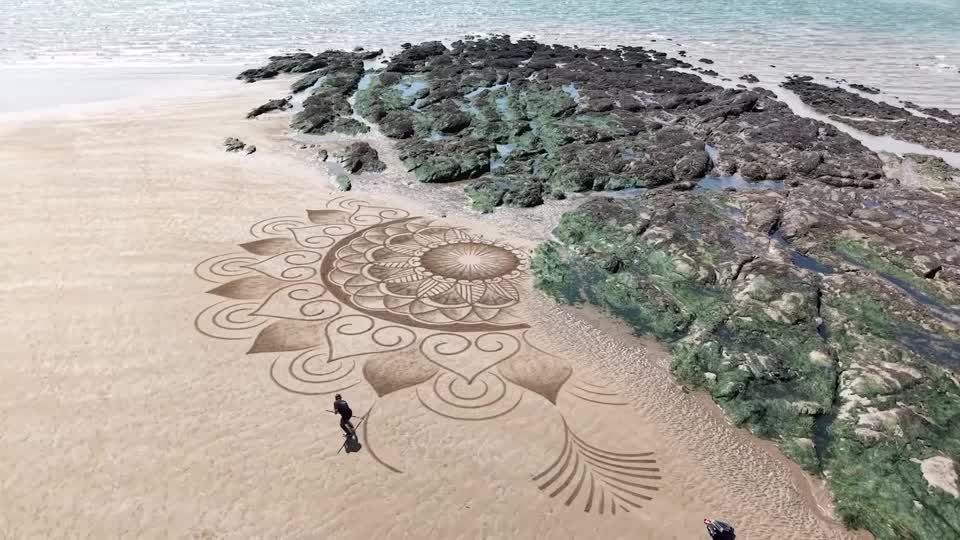 波間に消える緻密な模様、フランス大西洋岸の「砂浜アーティスト