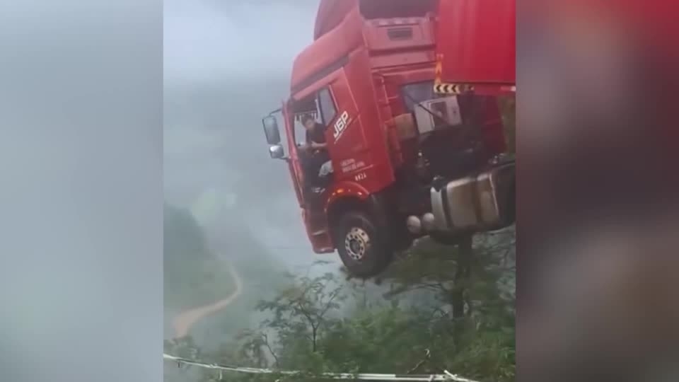 崩落した道路橋からあわや転落、トラックの運転席部分が