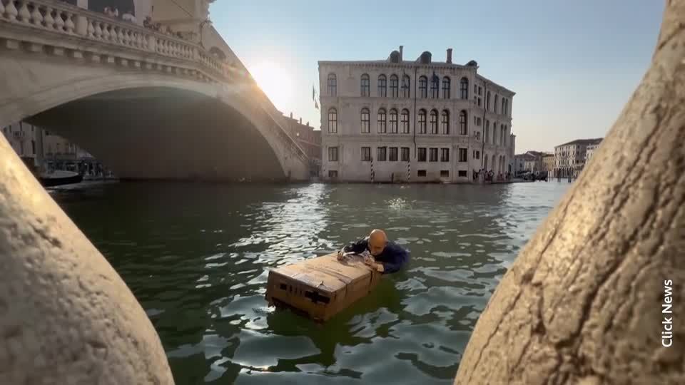 アマゾン創業者の結婚式行われたイタリア・ベネチアの運河に、風刺マネキンが展示される（字幕・27日） | ロイター