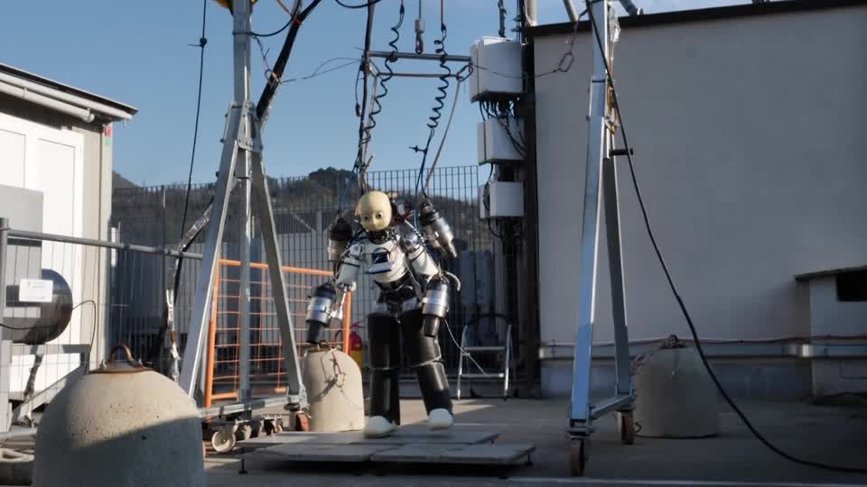 Jet-powered humanoid robot takes flight | Reuters