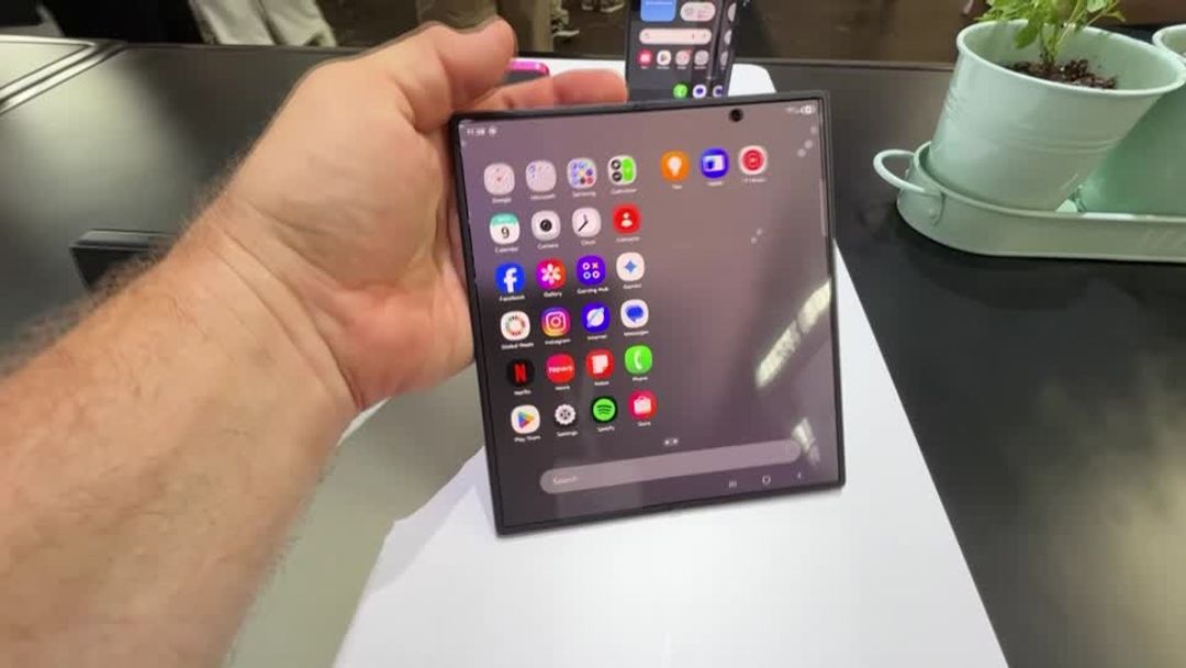 Samsung to fend off Chinese foldable phone rivals with slimmer model ...