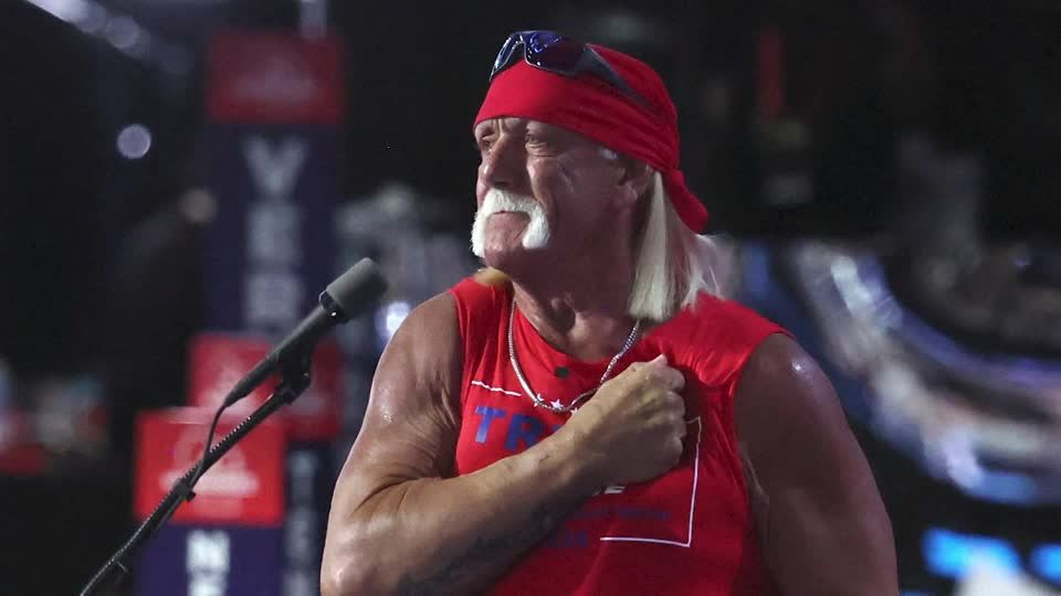Hulk Hogan, who transformed wrestling, dies at 71 | ロイター