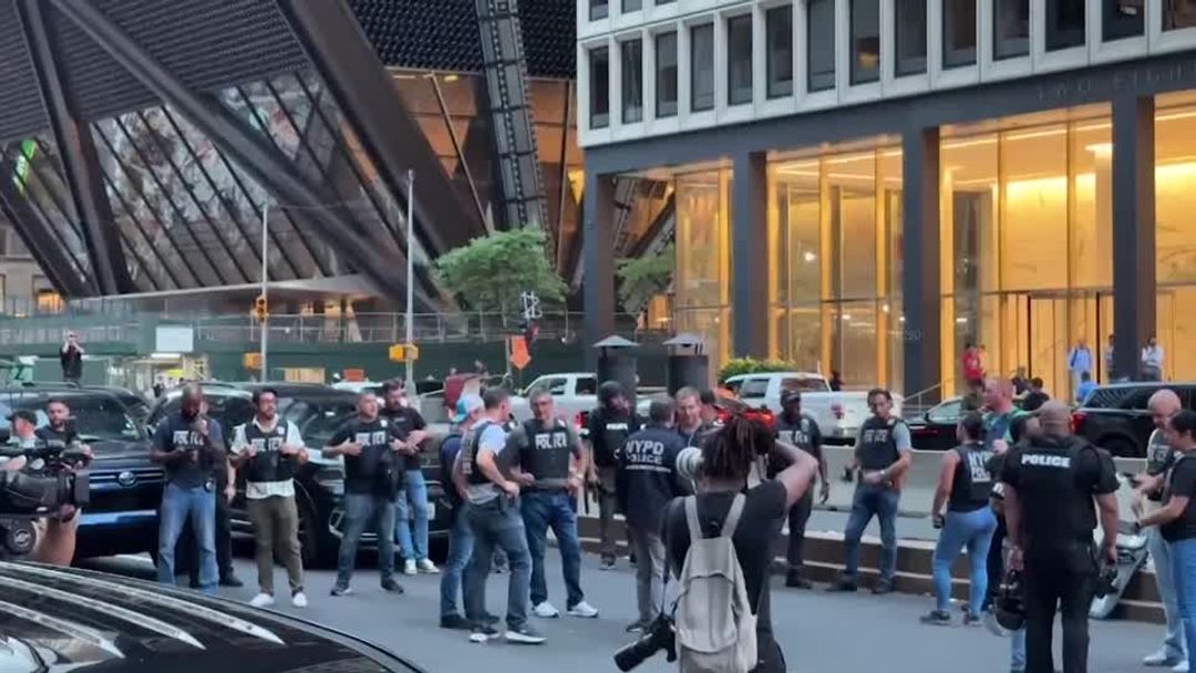 Shooting at Manhattan skyscraper leaves 5 dead, including gunman | Reuters