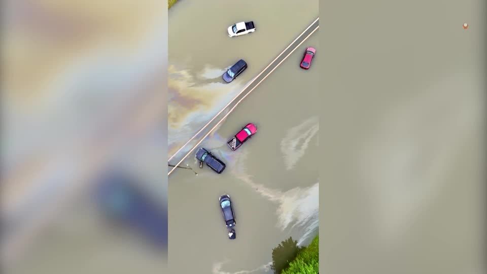 Severe storms in Wisconsin cause flooding leaving cars abandoned | Reuters