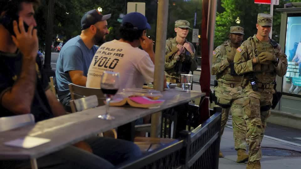 Officials: National Guard patrolling DC to begin carrying weapons | Reuters