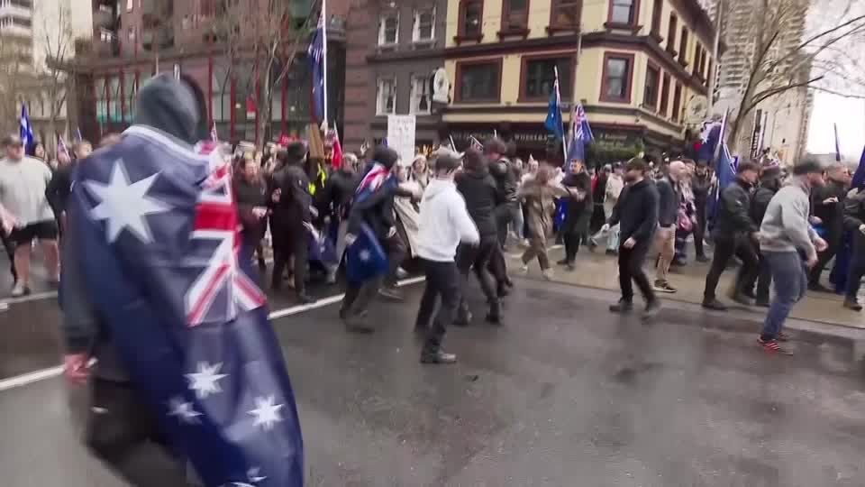 オーストラリア各地で反移民大規模デモ、政府は「ネオナチが組織」と