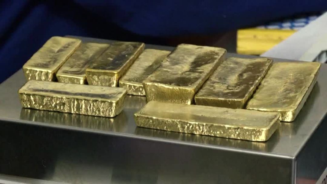 Gold climbs to record high of over $3,500 on bets of US rate cuts ...