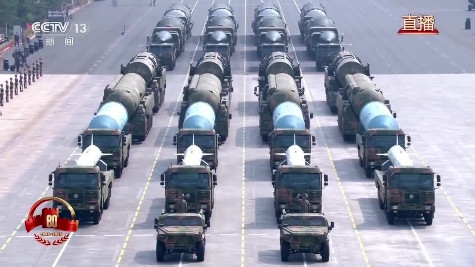 中国、軍事パレードで最新兵器続々 習主席「中華民族は強大であり