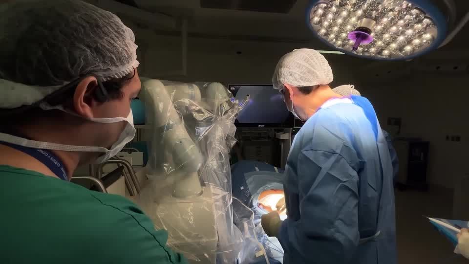 AI-guided camera makes solo surgery possible in Chile | Reuters